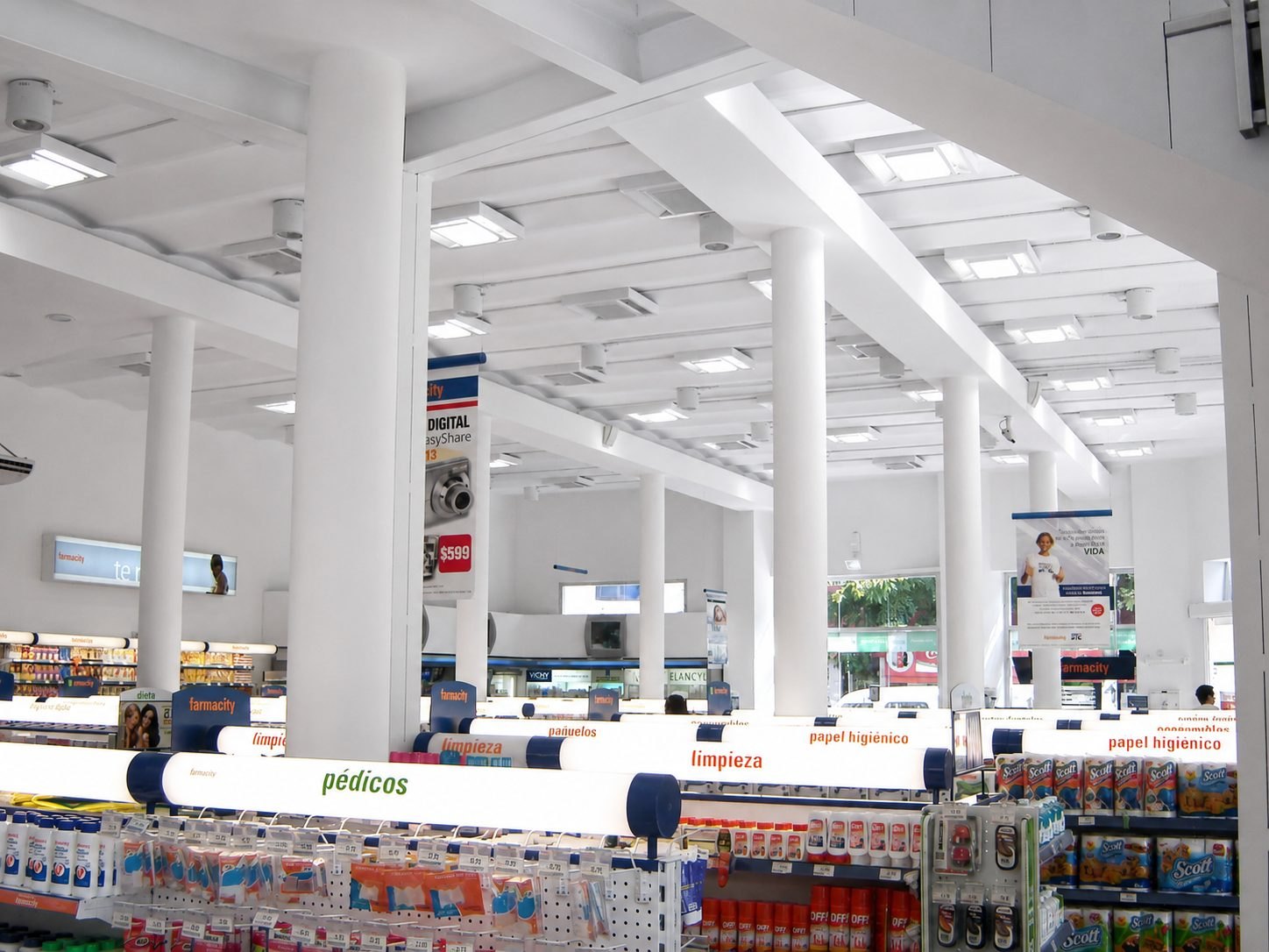 Área de góndolas y equipamiento