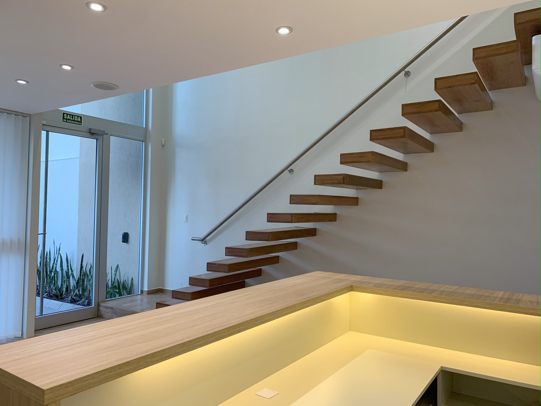 Recepción y escalera flotante