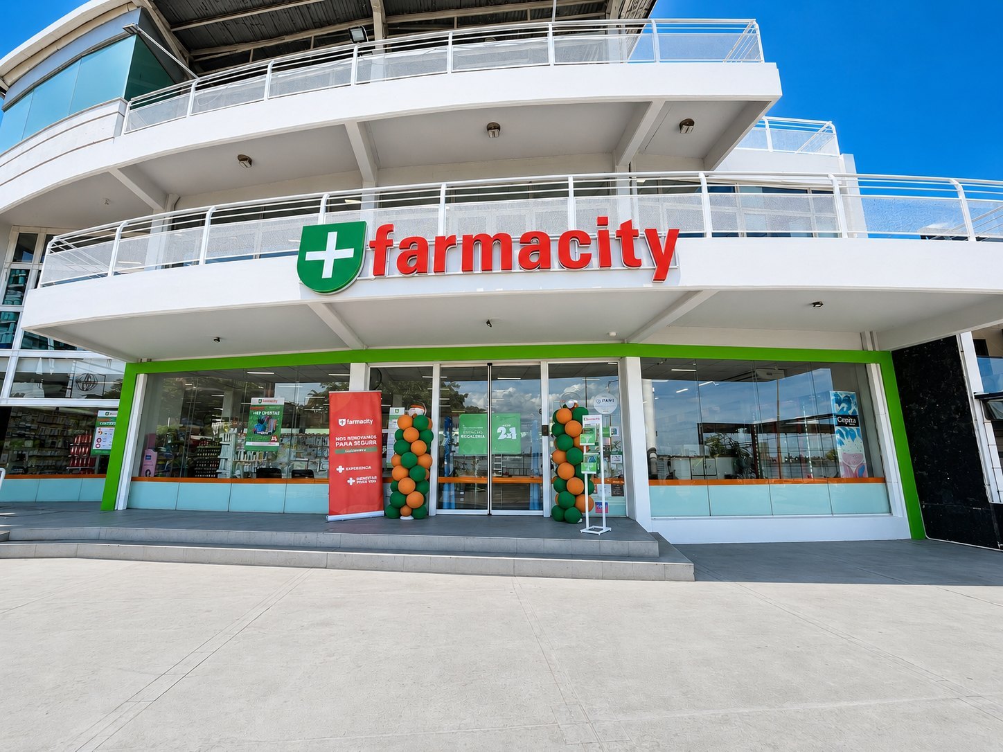 Fachada principal con nueva imagen comercial