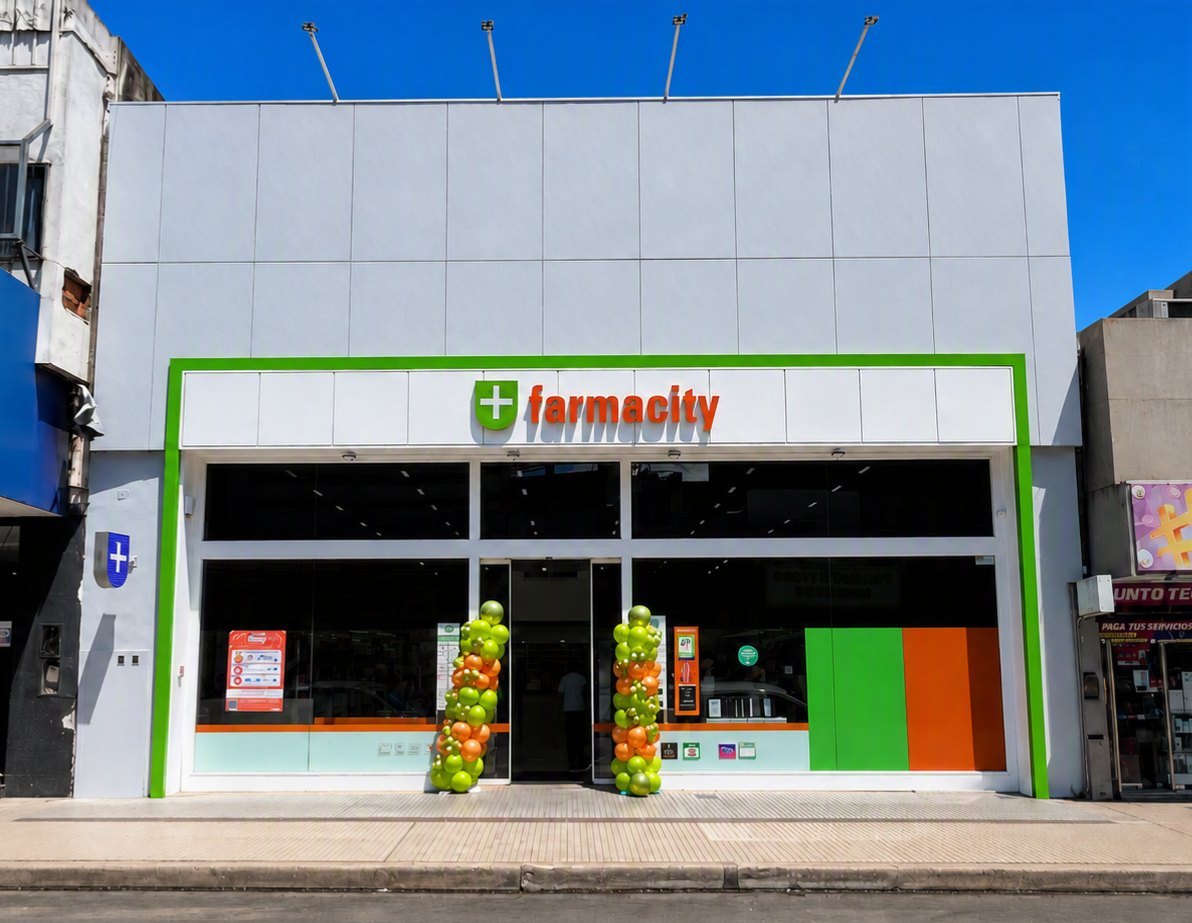 Fachada principal con nueva imagen comercial